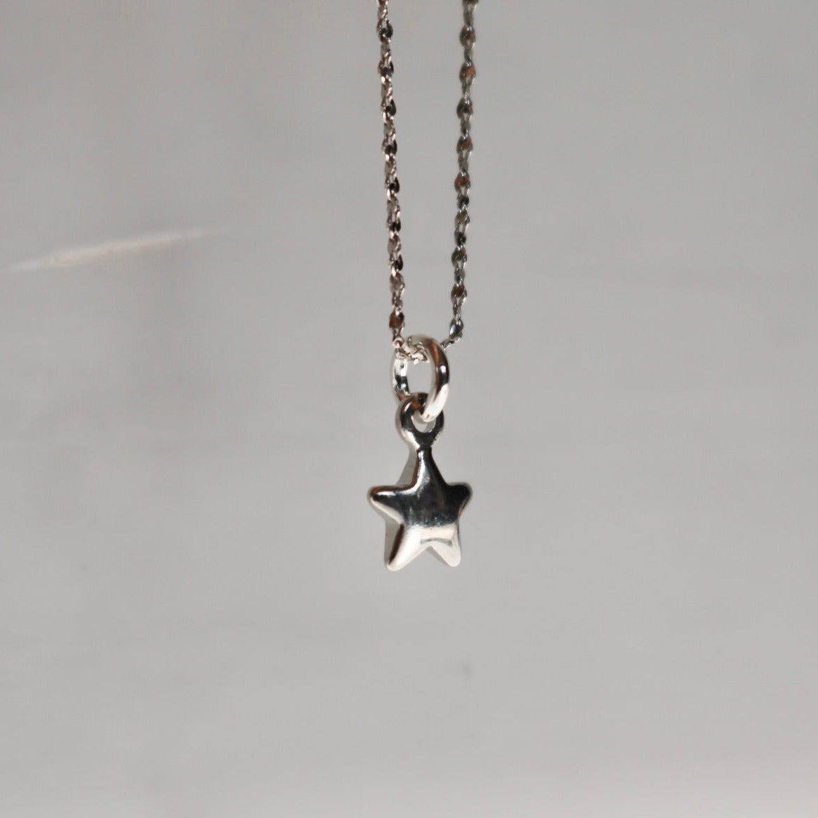 TINY STAR NECKLACE IN PLATINUM