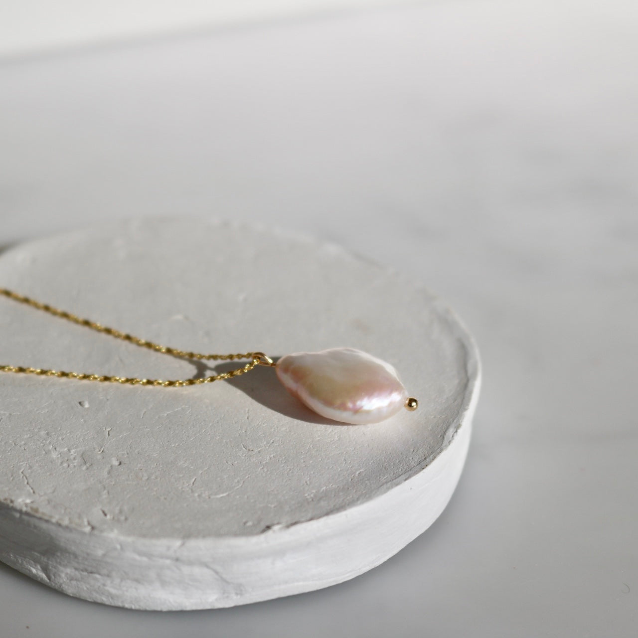 BAROQUE PEARL NECKLACE IN 18K GOLD