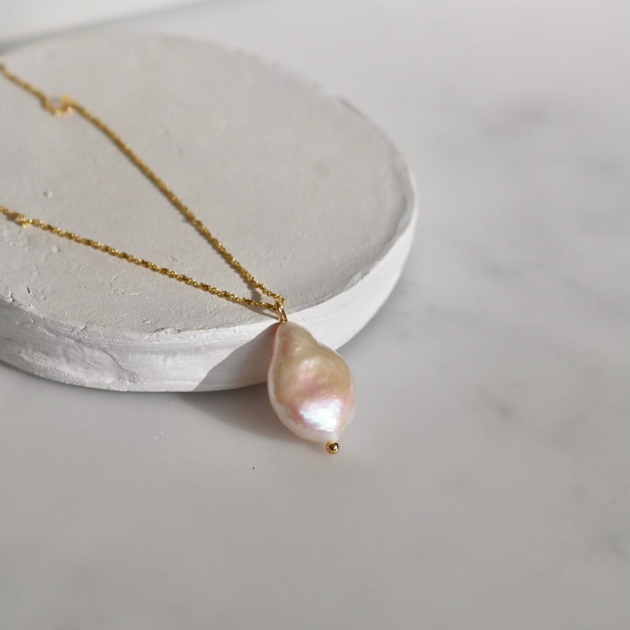 BAROQUE PEARL NECKLACE IN 18K GOLD