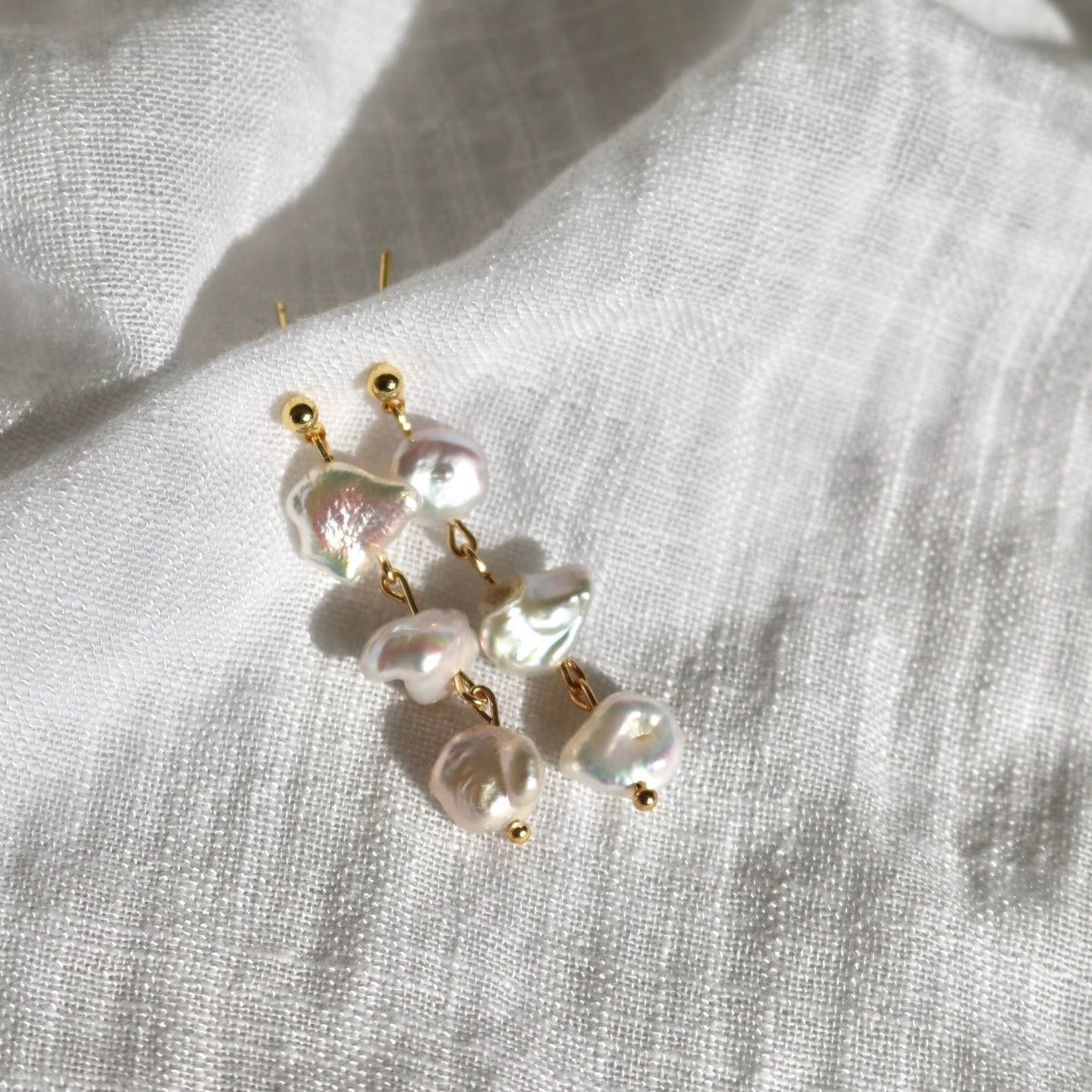 ARIEL DANGLE PEARL STUDS IN 18K GOLD