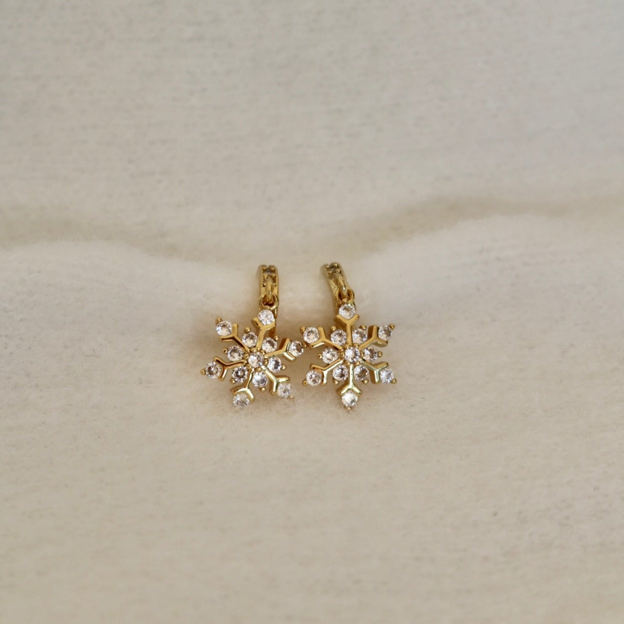 SNOWFLAKE HUGGIE EARRINGS IN 18K GOLD