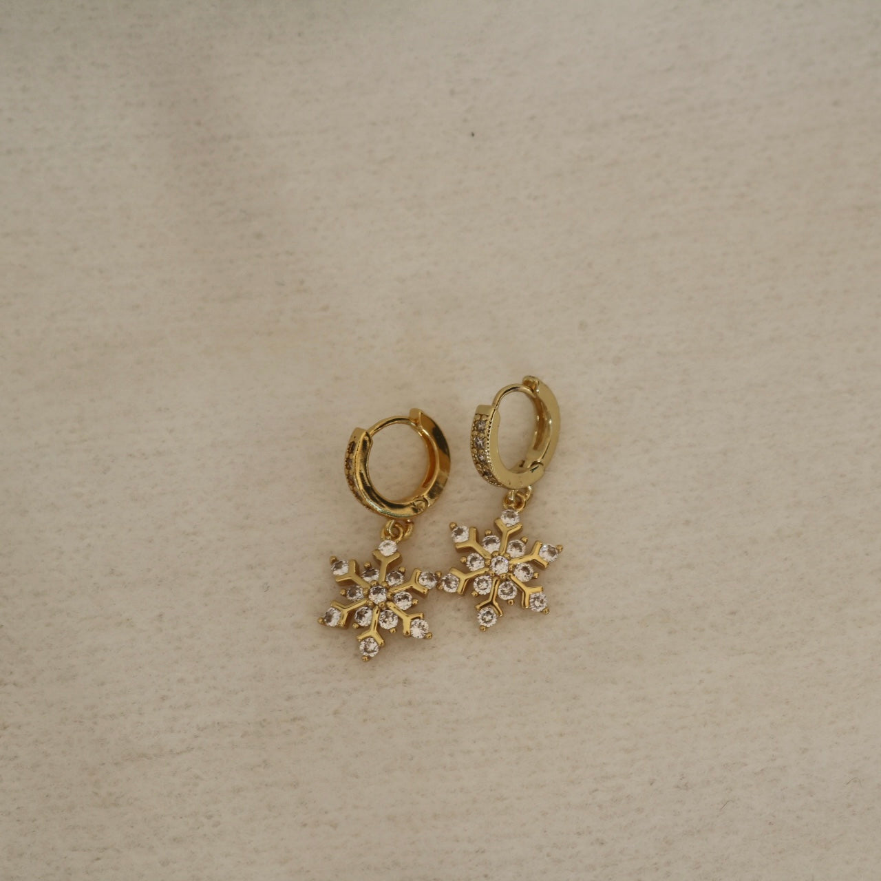 SNOWFLAKE HUGGIE EARRINGS IN 18K GOLD