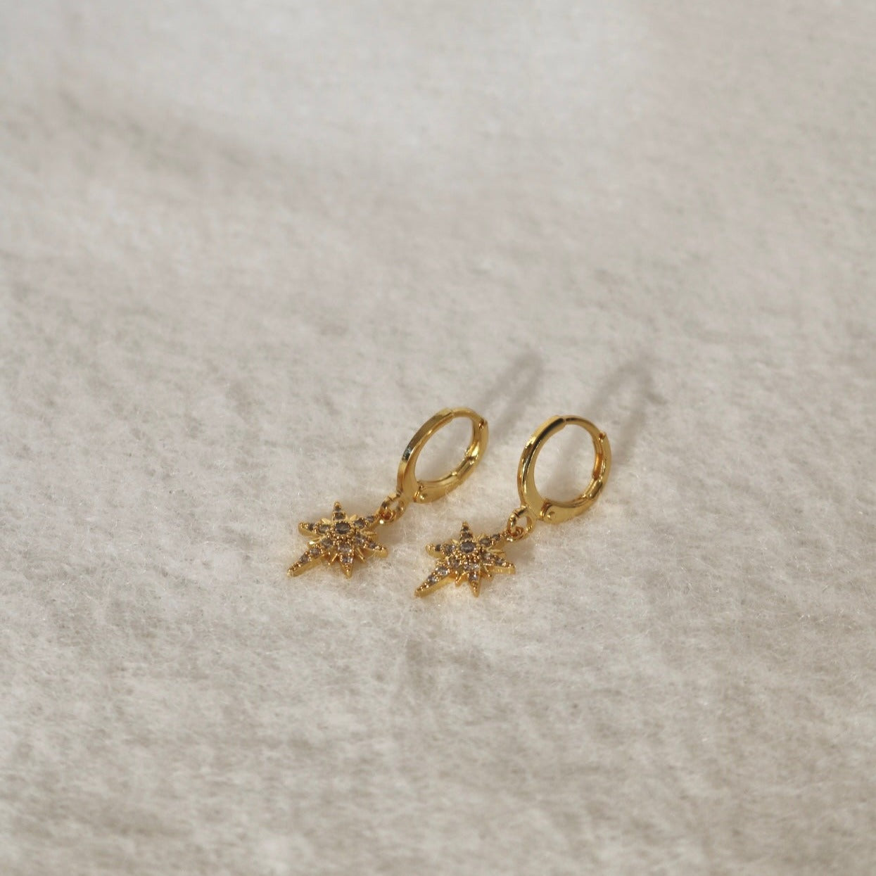 STAR GAZER HUGGIE EARRINGS IN 18K GOLD