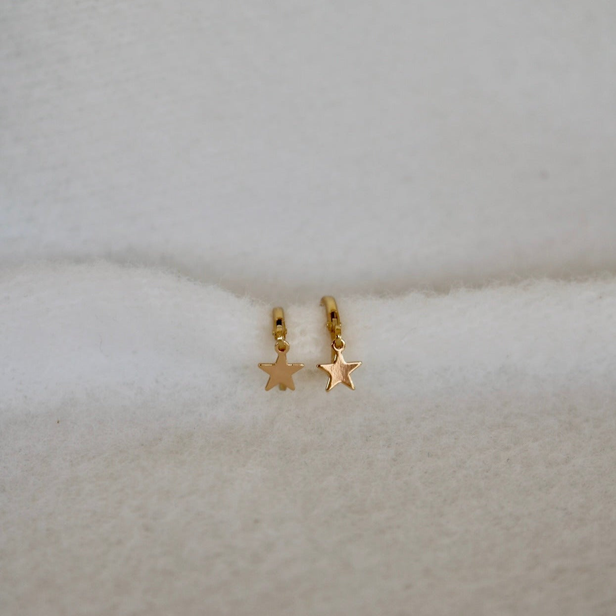 STAR HUGGIE EARRINGS IN 18K GOLD