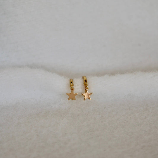 STAR HUGGIE EARRINGS IN 18K GOLD