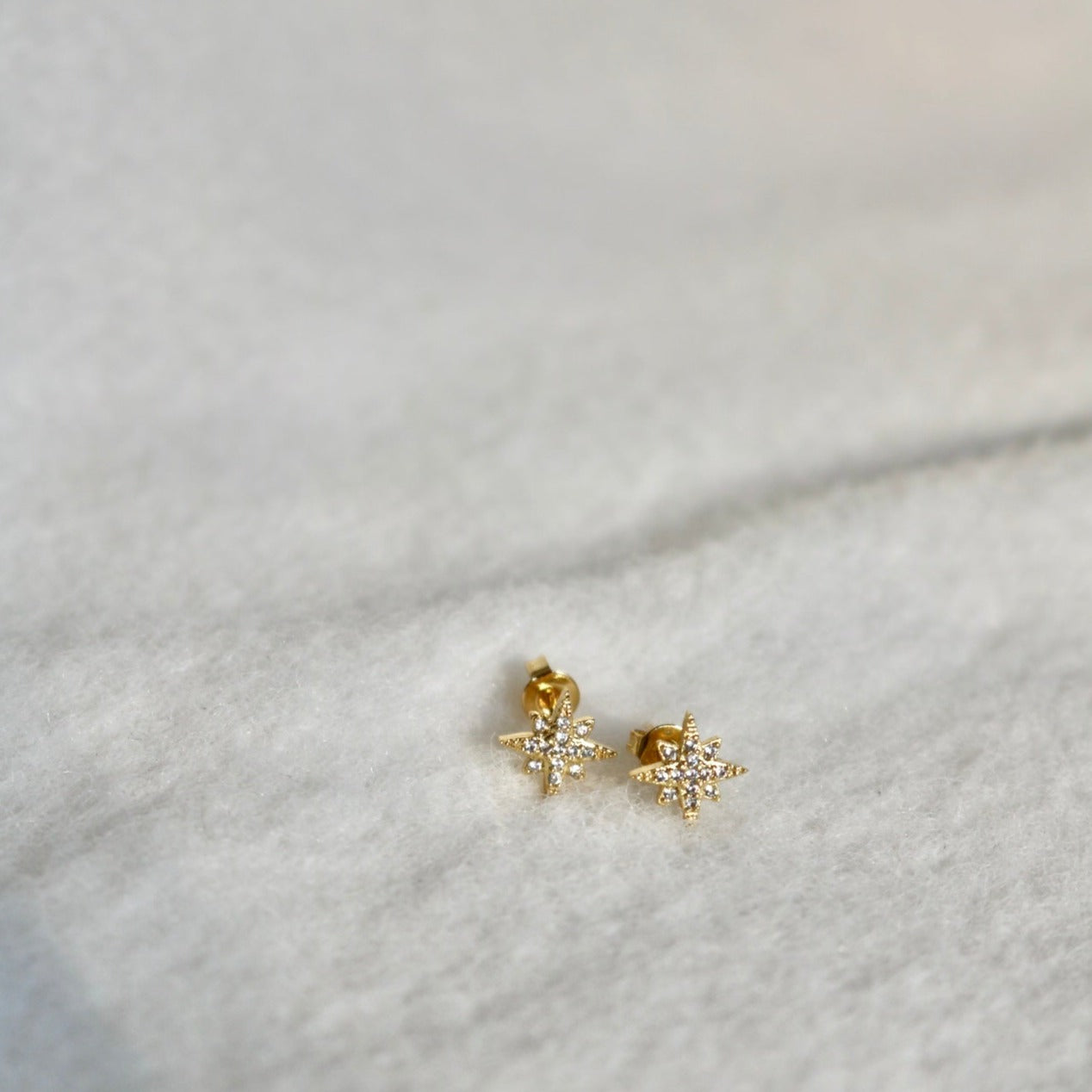 STAR STUD EARRINGS IN 18K GOLD