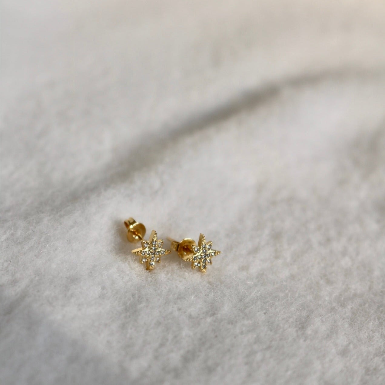 STAR STUD EARRINGS IN 18K GOLD