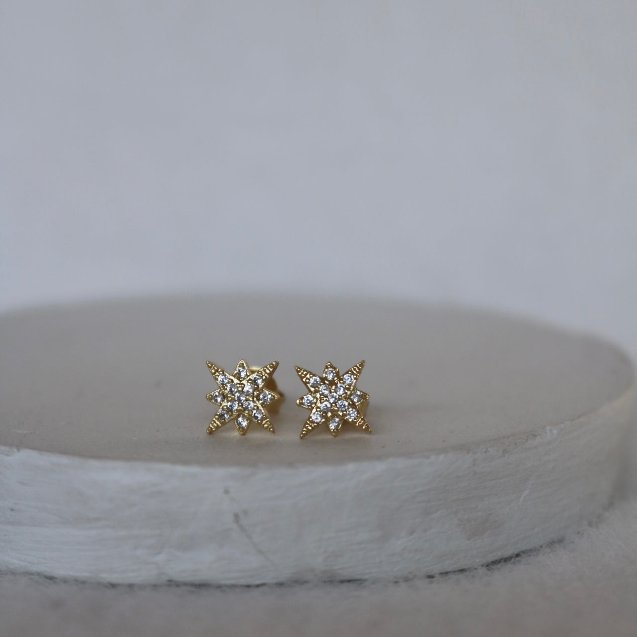 STAR STUD EARRINGS IN 18K GOLD