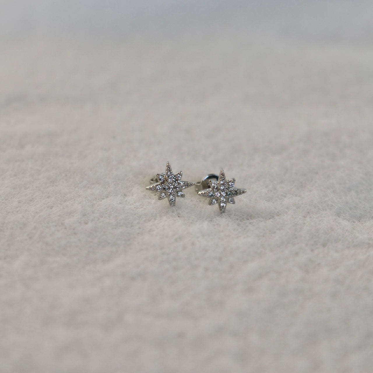 STAR STUD EARRINGS IN PLATINUM