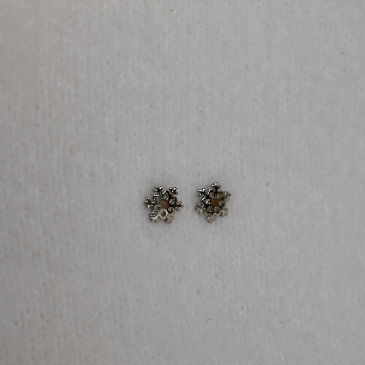 SNOWFLAKE STUD EARRINGS IN PLATINUM