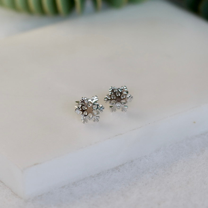 SNOWFLAKE STUD EARRINGS IN PLATINUM