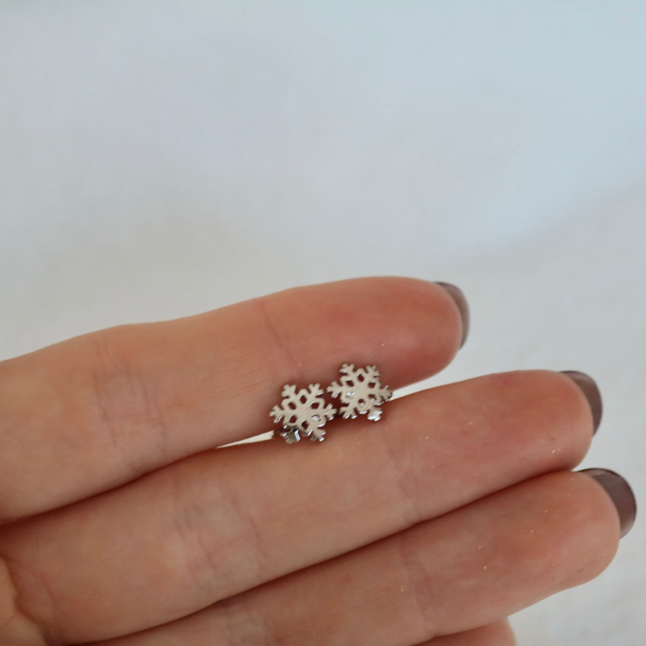 SNOWFLAKE STUD EARRINGS IN PLATINUM