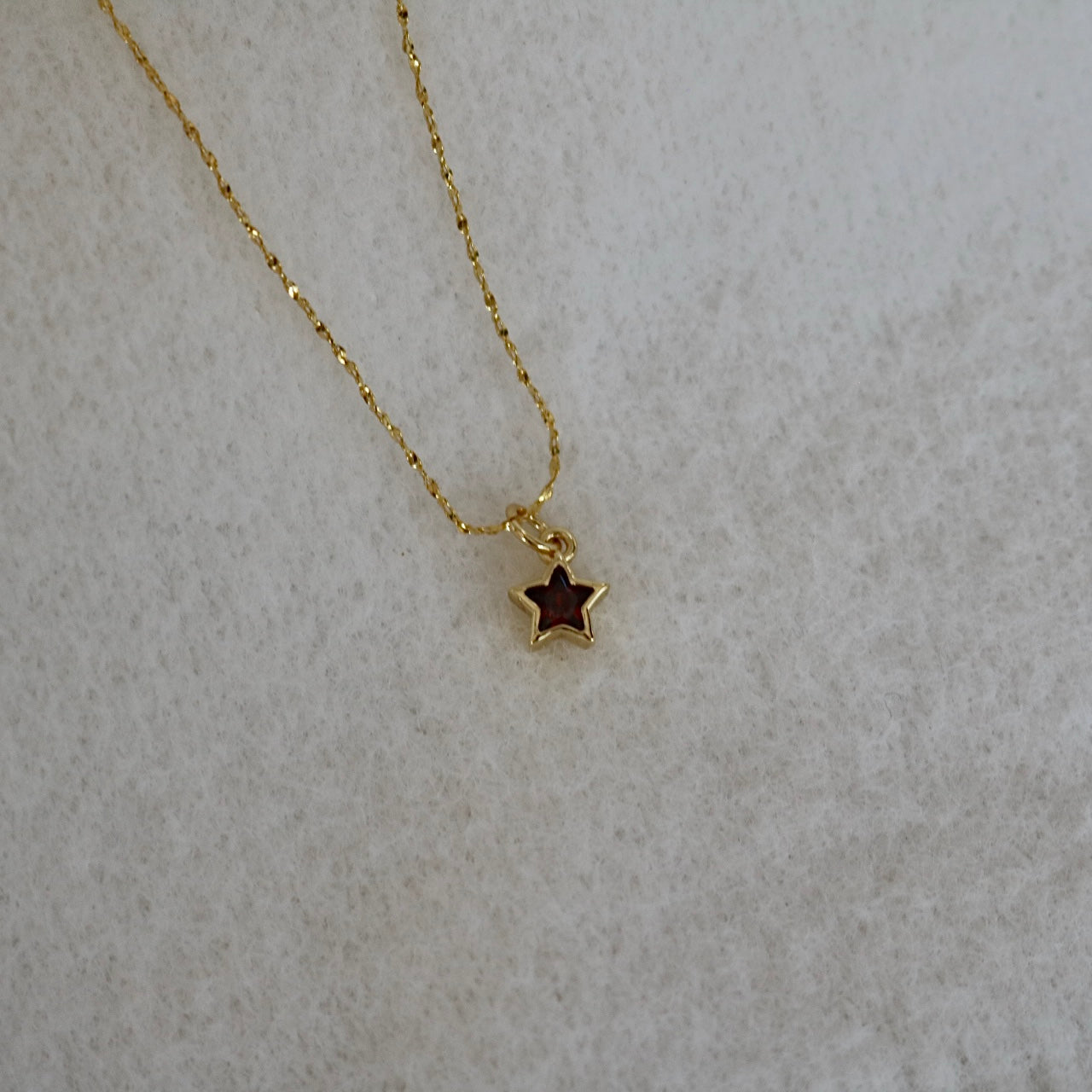 RED STAR NECKLACE IN 18K GOLD