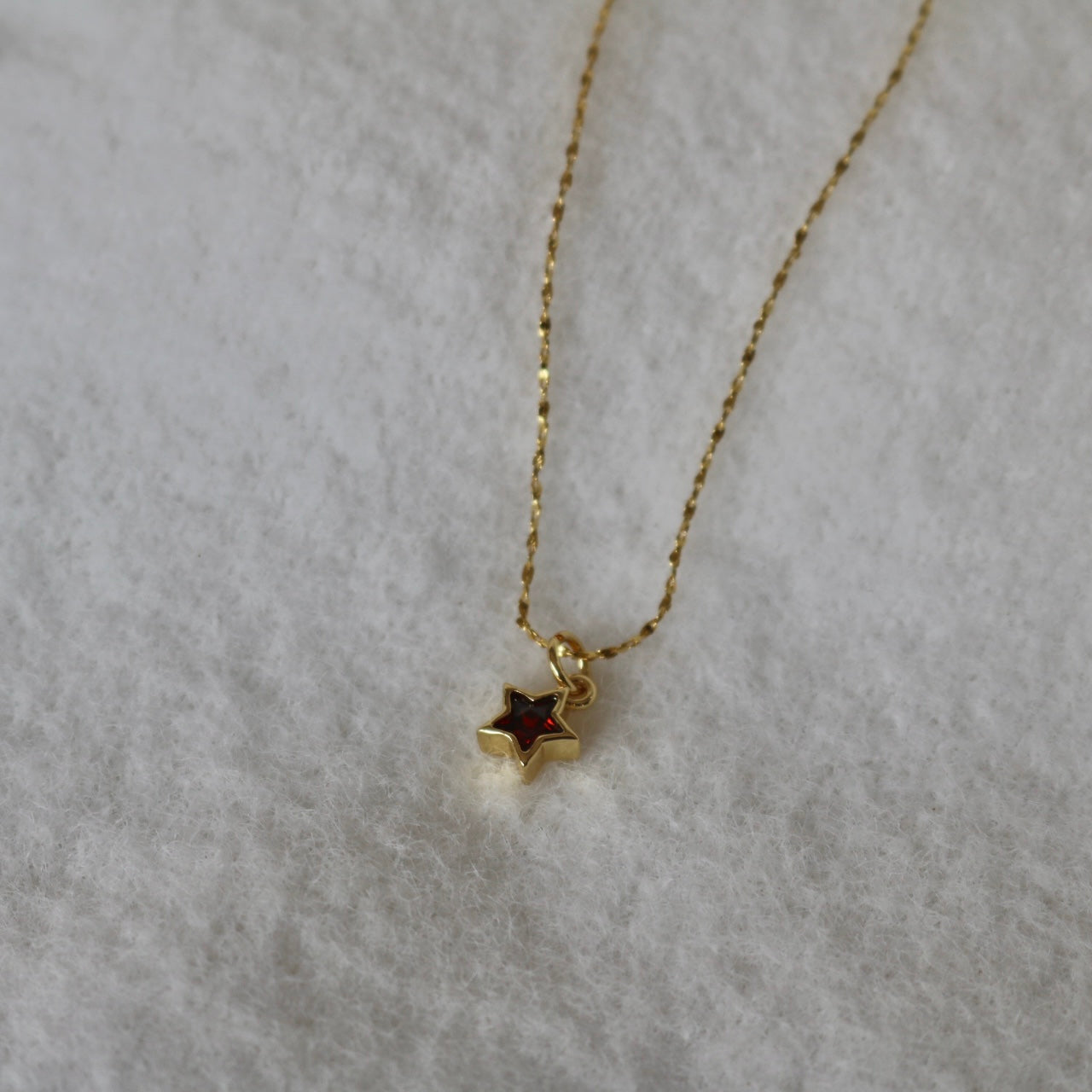 RED STAR NECKLACE IN 18K GOLD