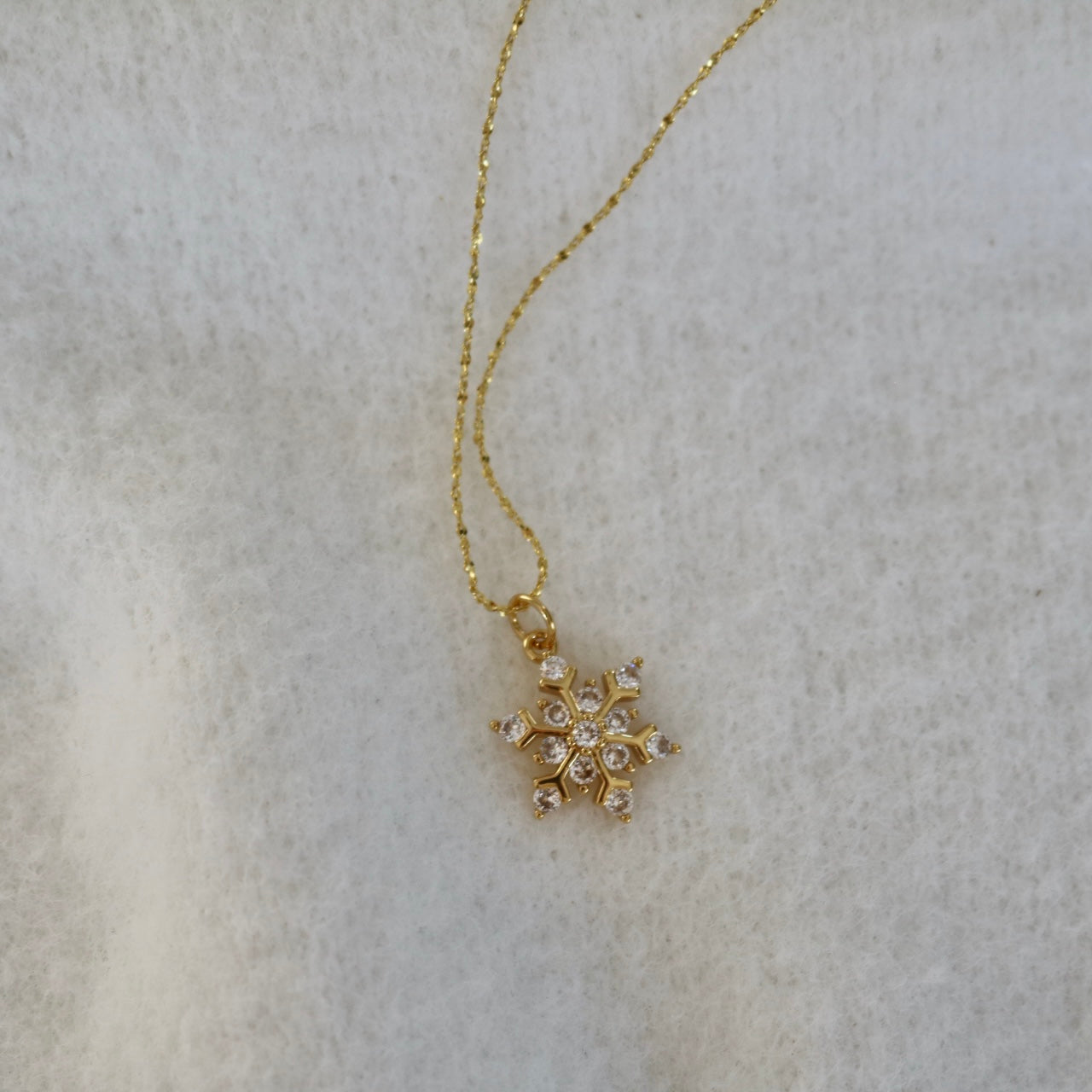 SNOWFLAKE NECKLACE IN 18K GOLD