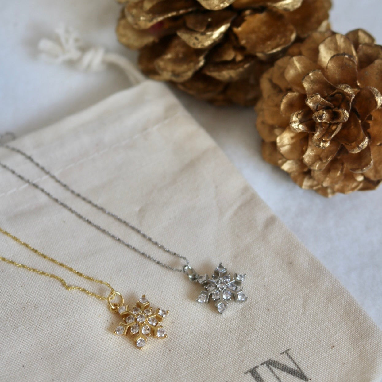 SNOWFLAKE NECKLACE IN 18K GOLD