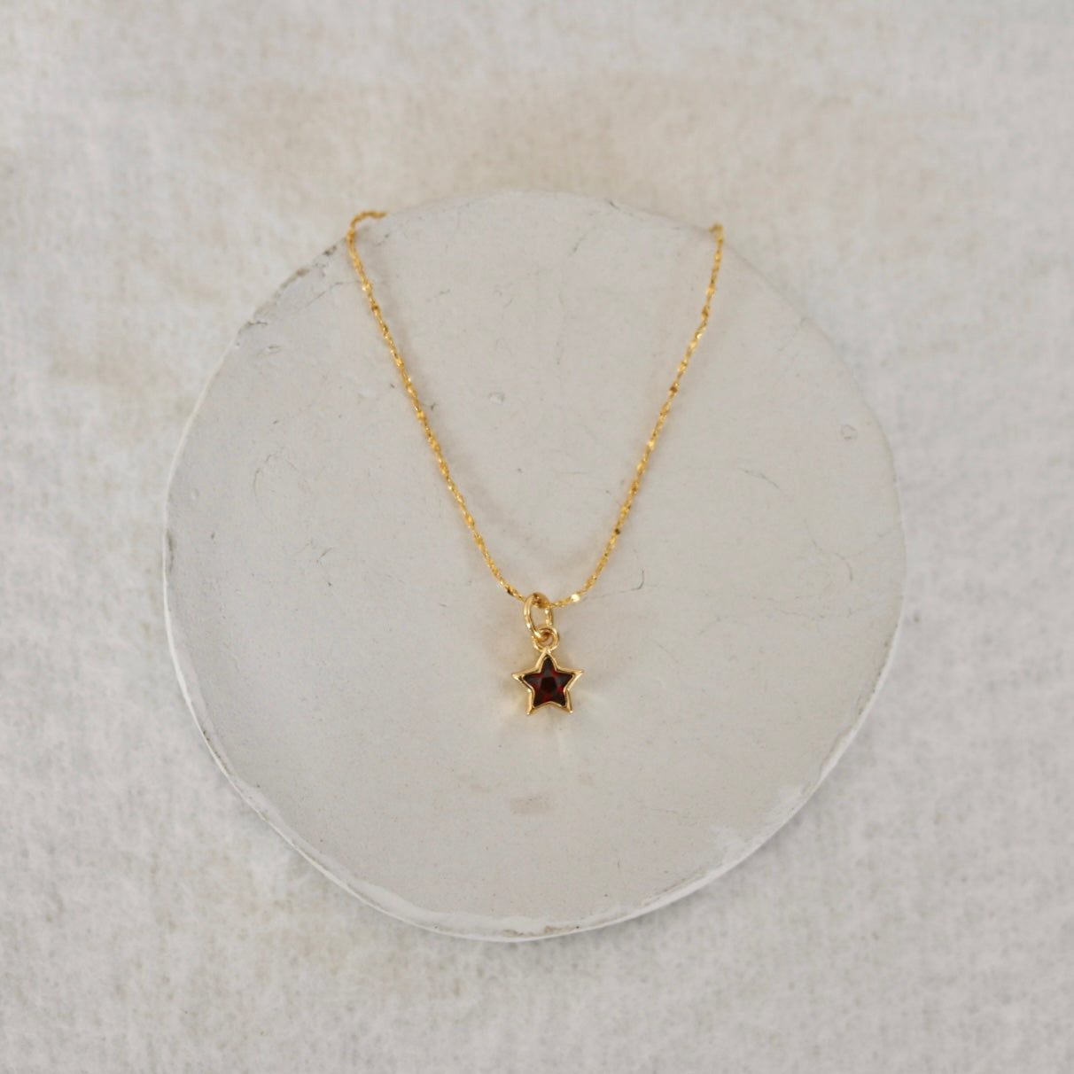 RED STAR NECKLACE IN 18K GOLD