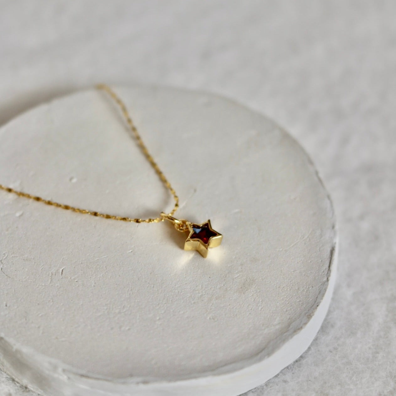 RED STAR NECKLACE IN 18K GOLD