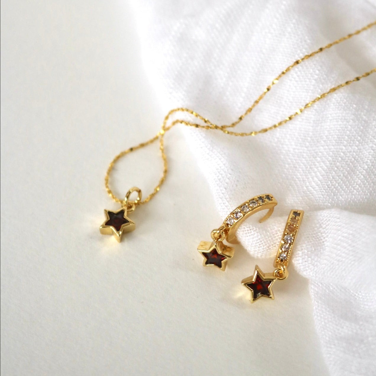 RED STAR NECKLACE IN 18K GOLD