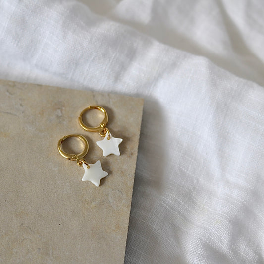 FRESHWATER SHELL STAR HUGGIE EARRINGS IN 18K GOLD