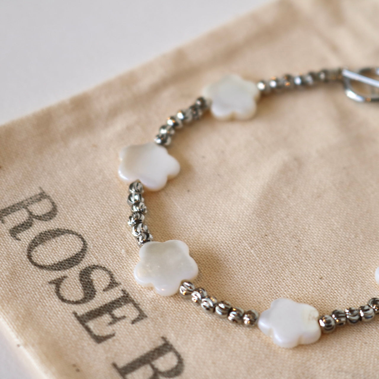 CLOVER BEADED BRACELET IN PLATINUM