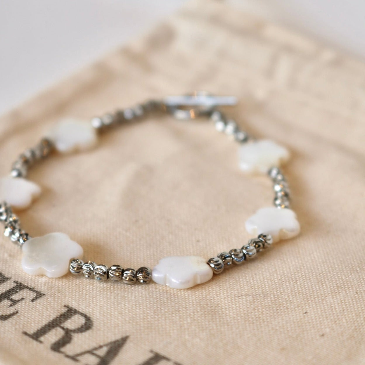 CLOVER BEADED BRACELET IN PLATINUM