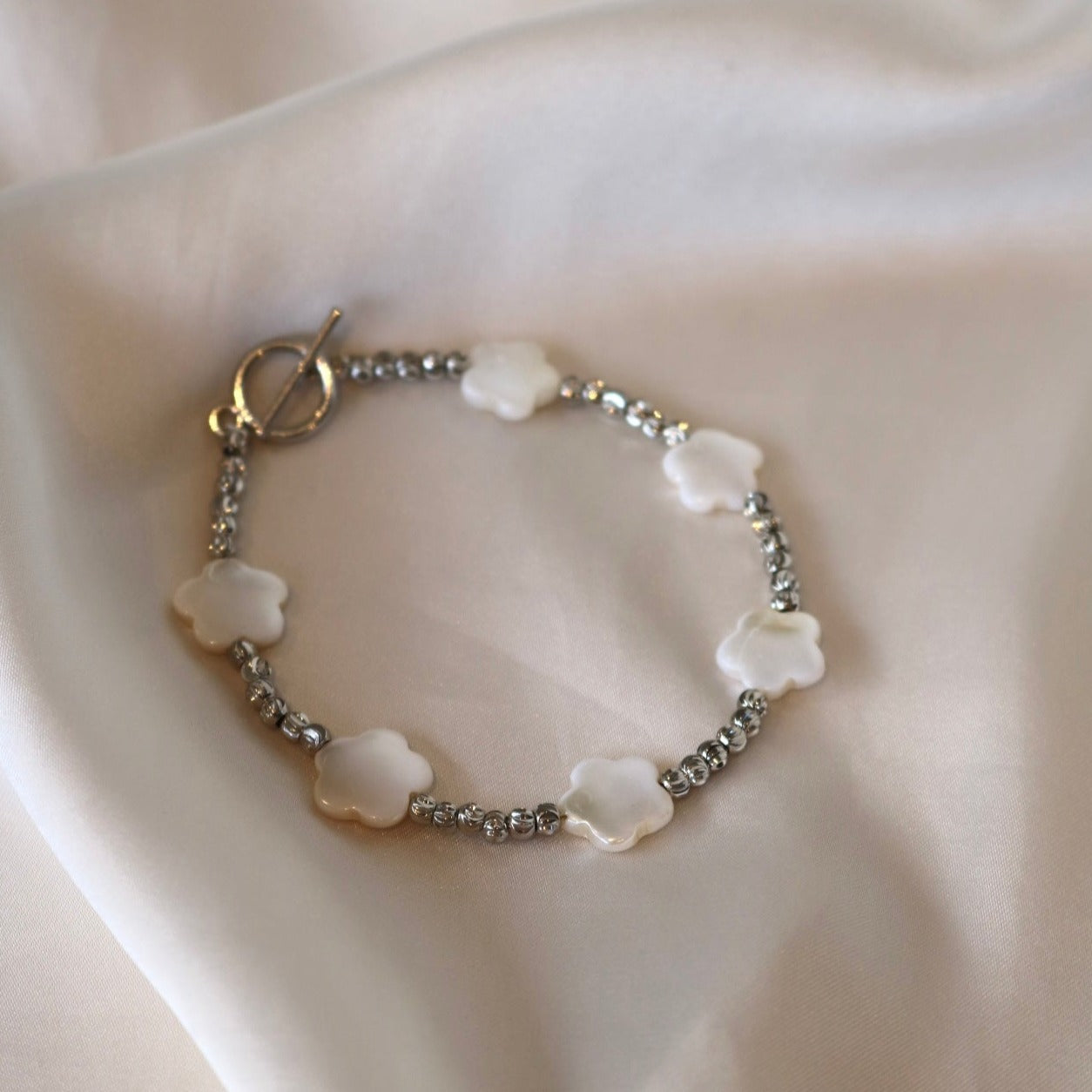 CLOVER BEADED BRACELET IN PLATINUM