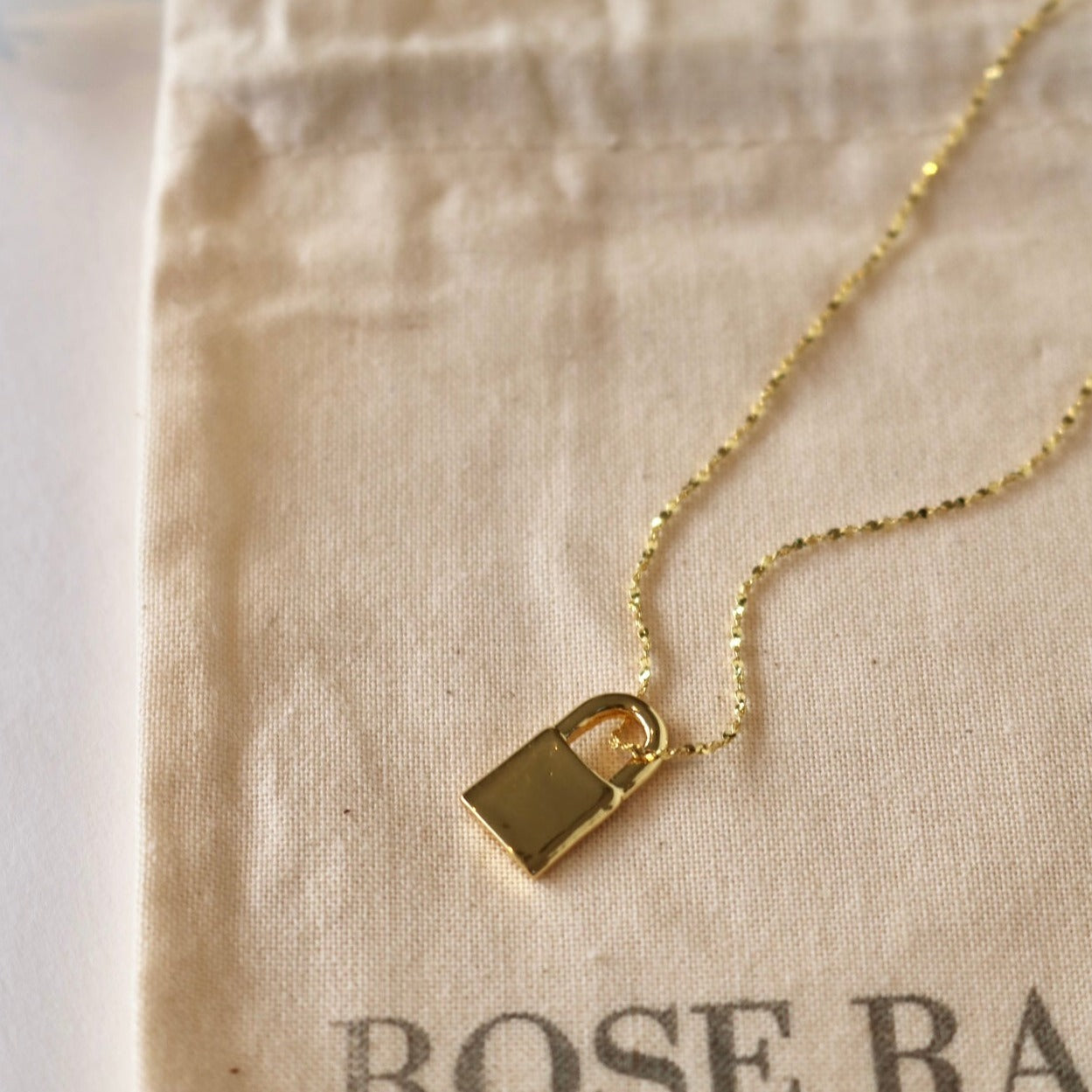 PADLOCK NECKLACE IN 18K GOLD