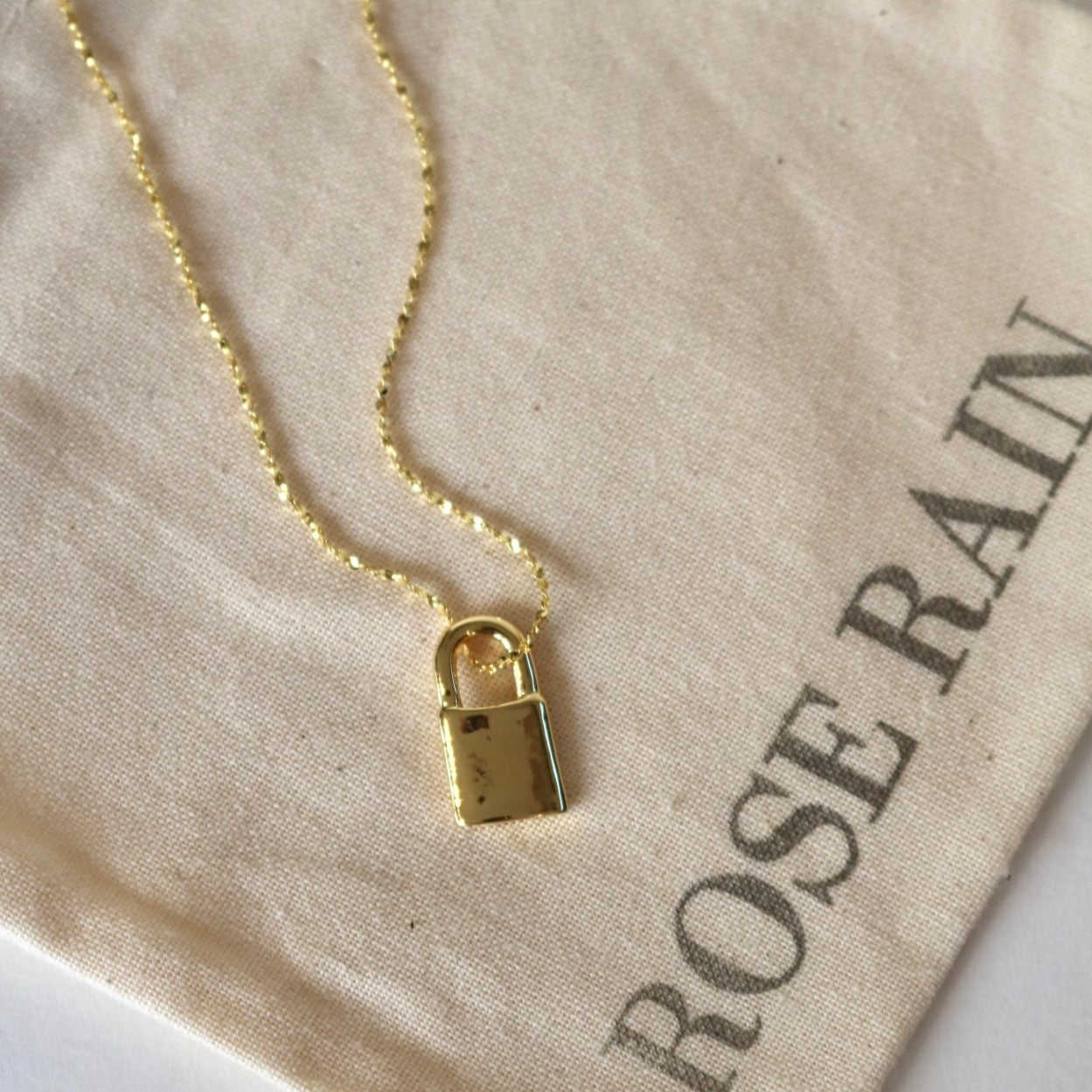 PADLOCK NECKLACE IN 18K GOLD