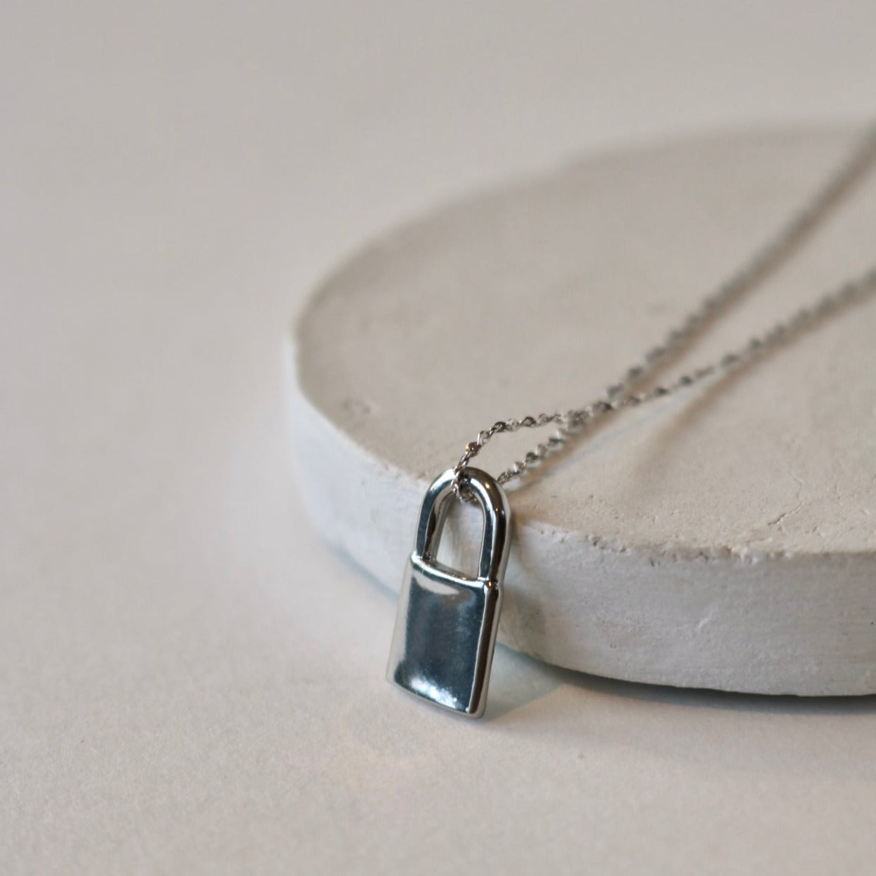 PADLOCK NECKLACE IN PLATINUM