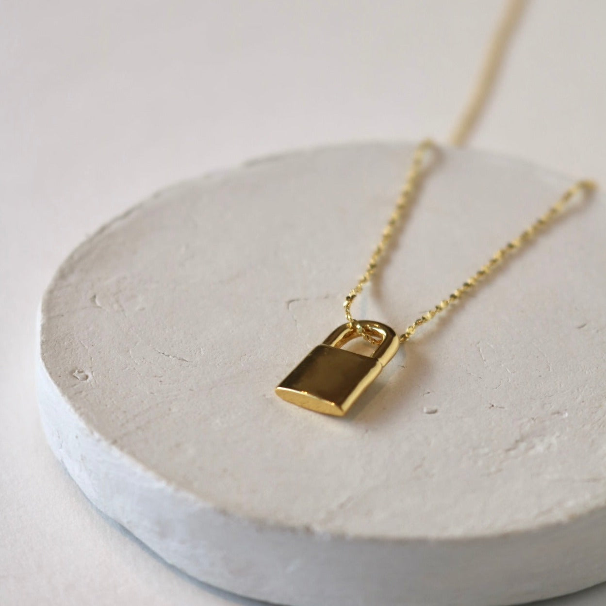 PADLOCK NECKLACE IN 18K GOLD