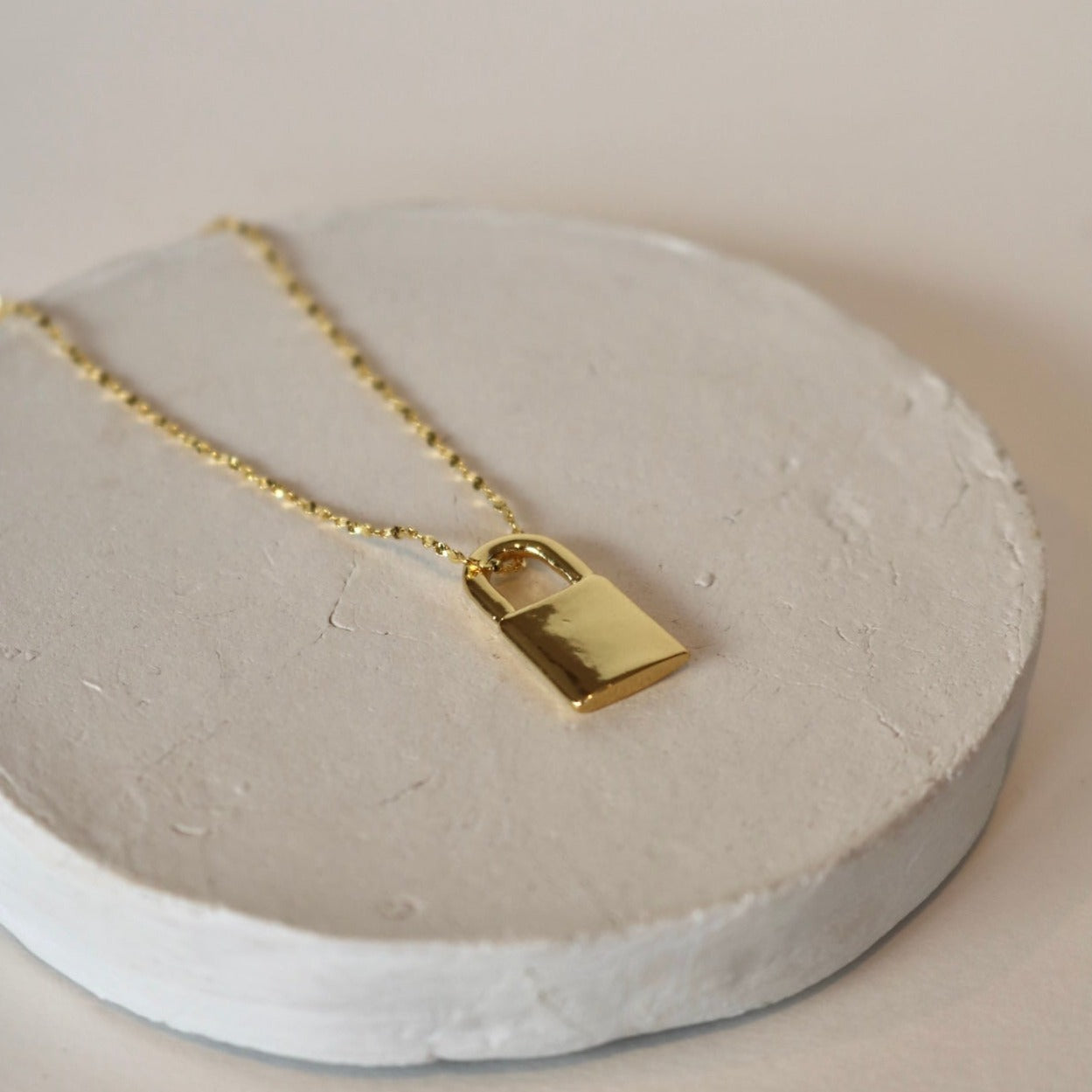 PADLOCK NECKLACE IN 18K GOLD