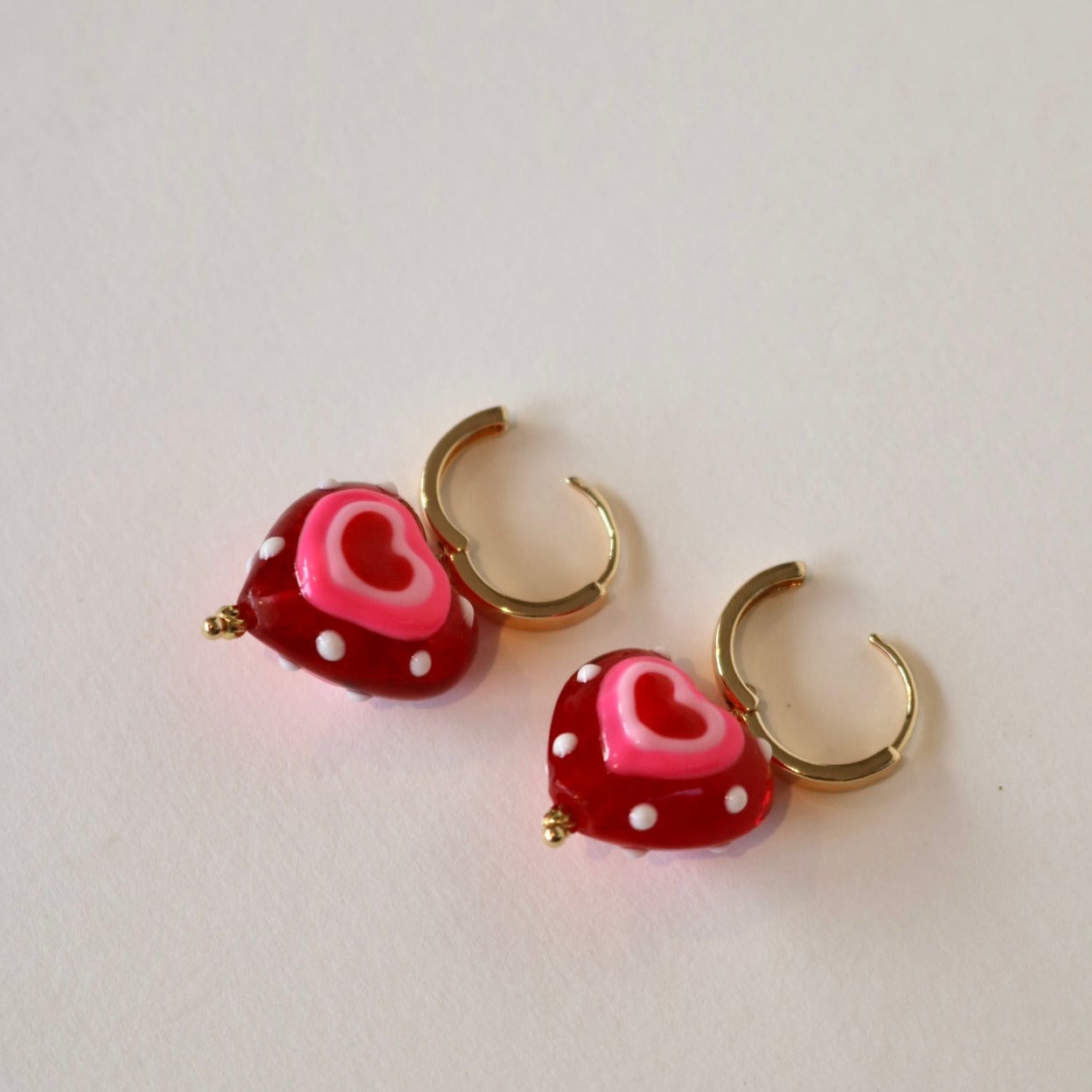 GLASS HEART HUGGIE EARRINGS IN 18K GOLD