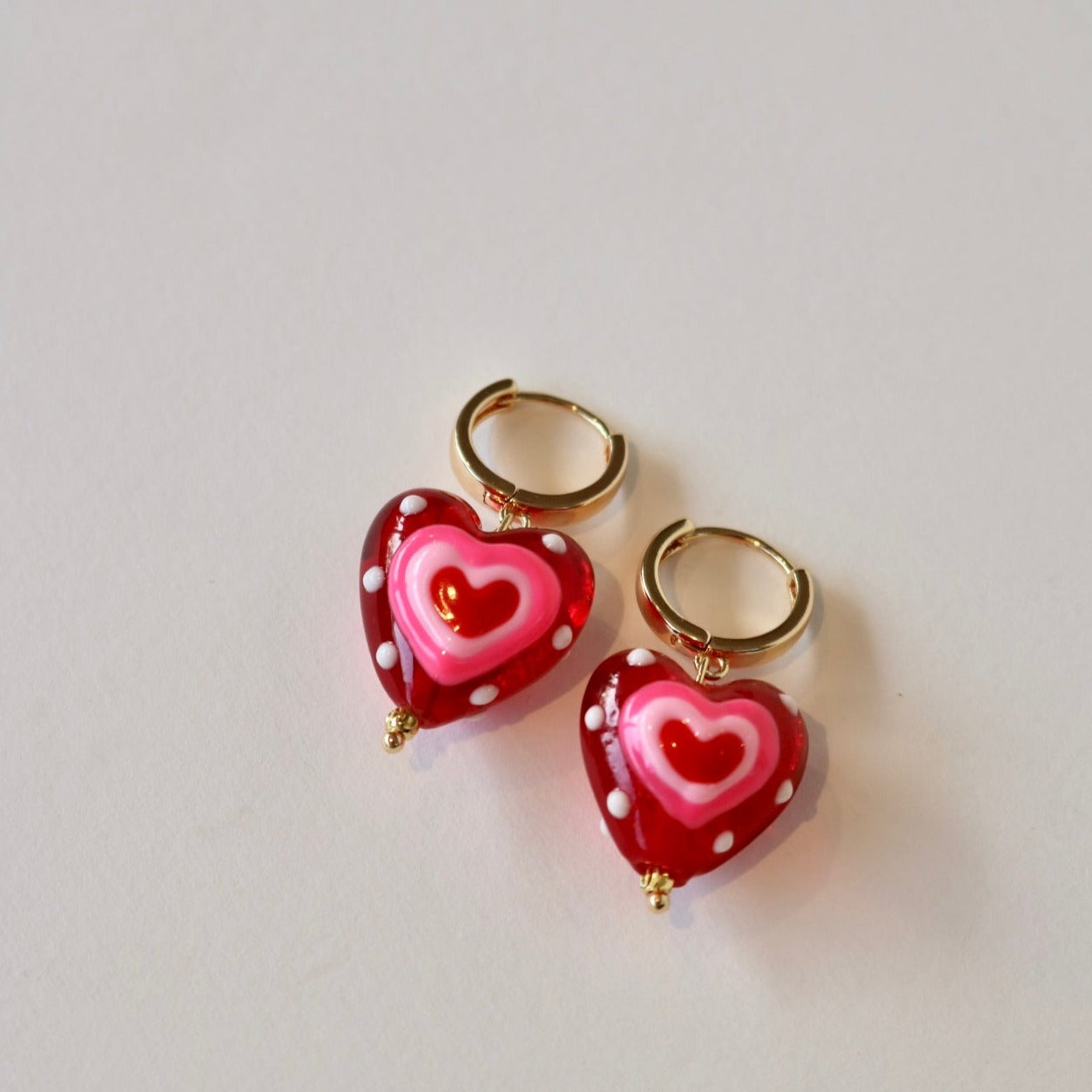 GLASS HEART HUGGIE EARRINGS IN 18K GOLD