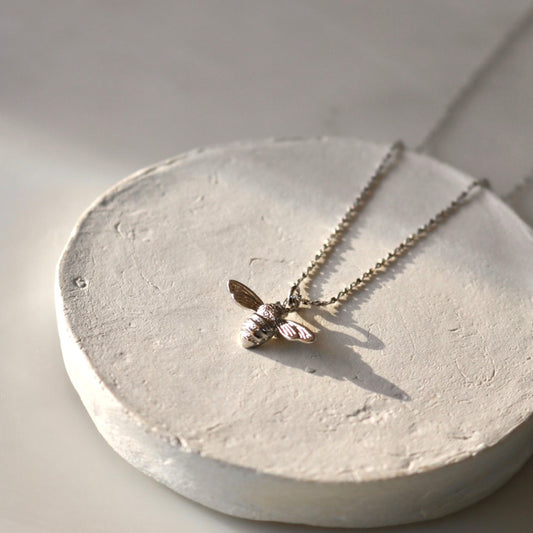 BEE NECKLACE IN SILVER