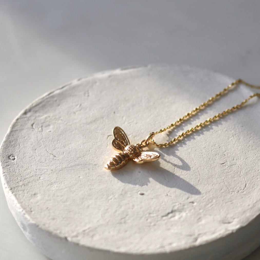 BEE NECKLACE IN 18K GOLD