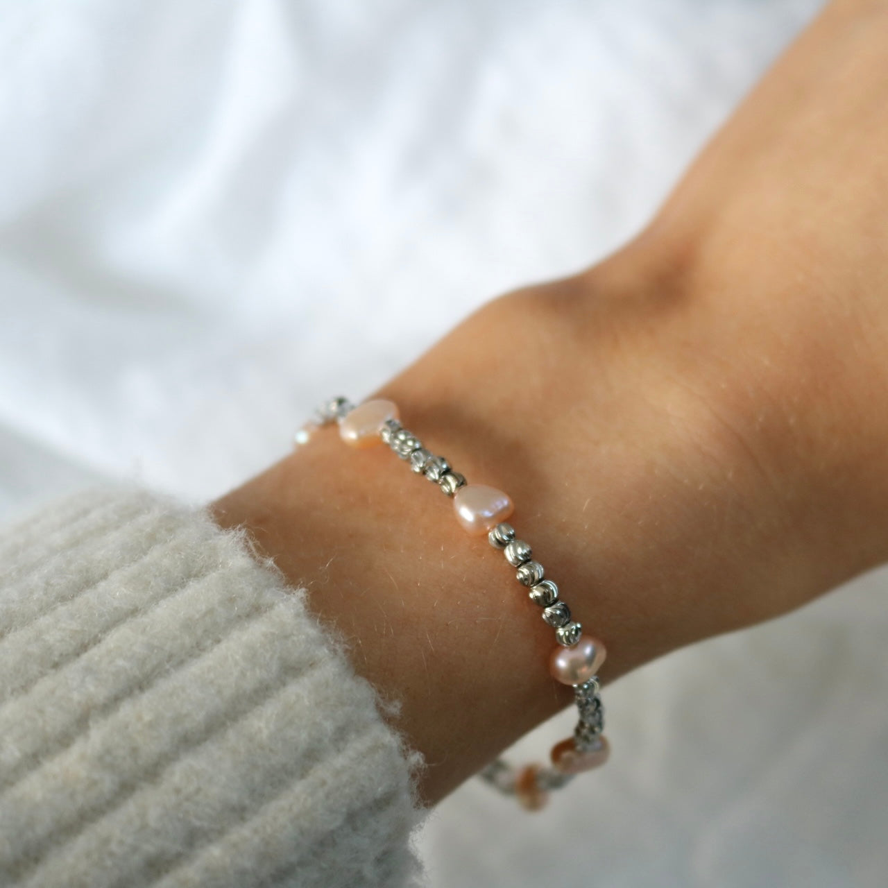 DAINTY PINK PEARL BEADED BRACELET IN 18K GOLD