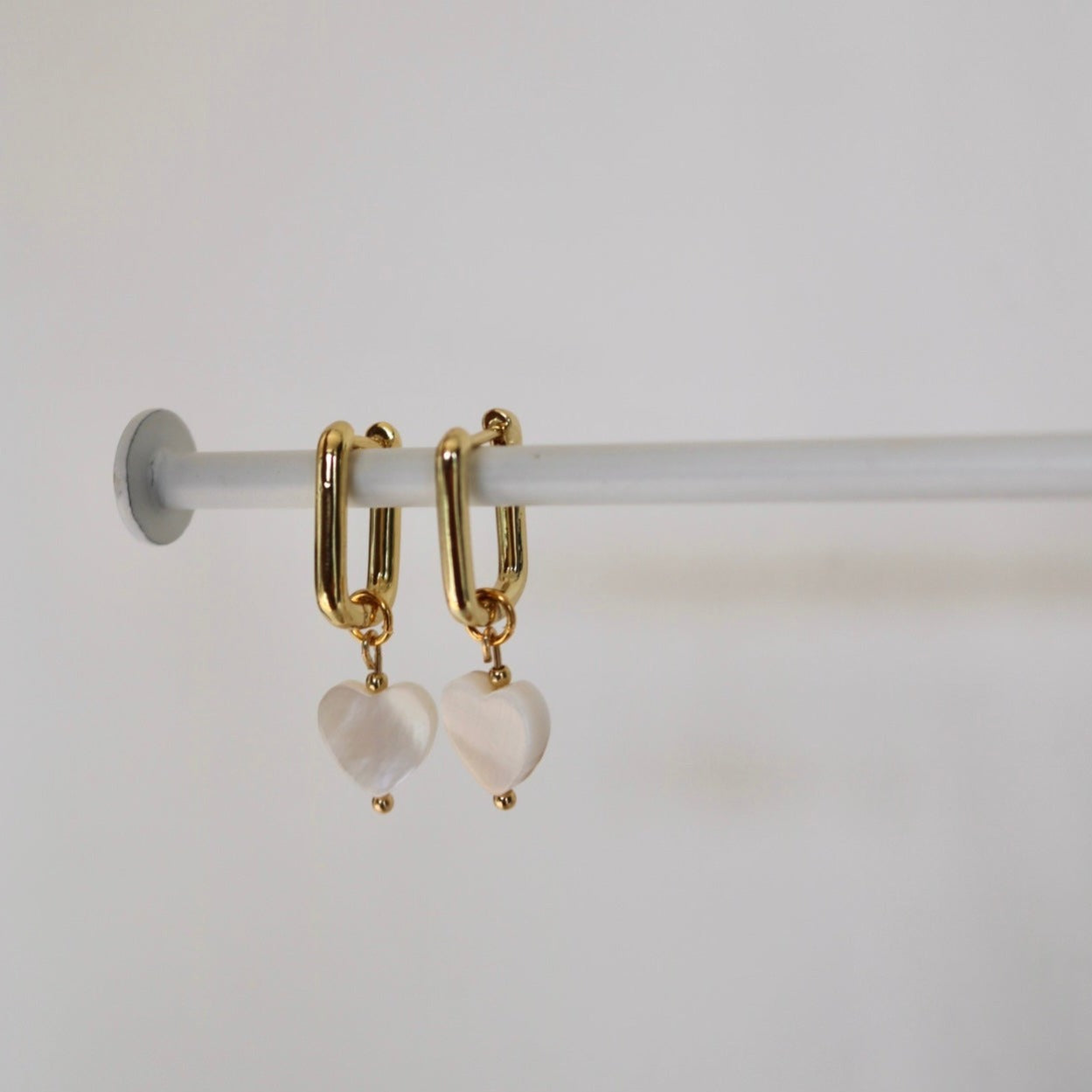 OVAL HOOPS WITH DETACHABLE FRESHWATER SHELL HEART IN 18K GOLD