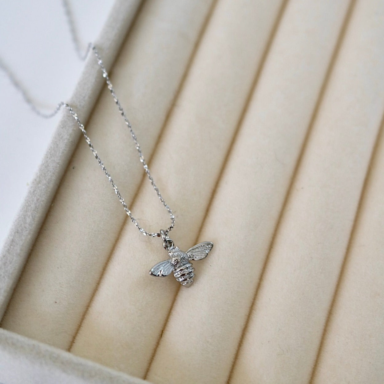 BEE NECKLACE IN SILVER