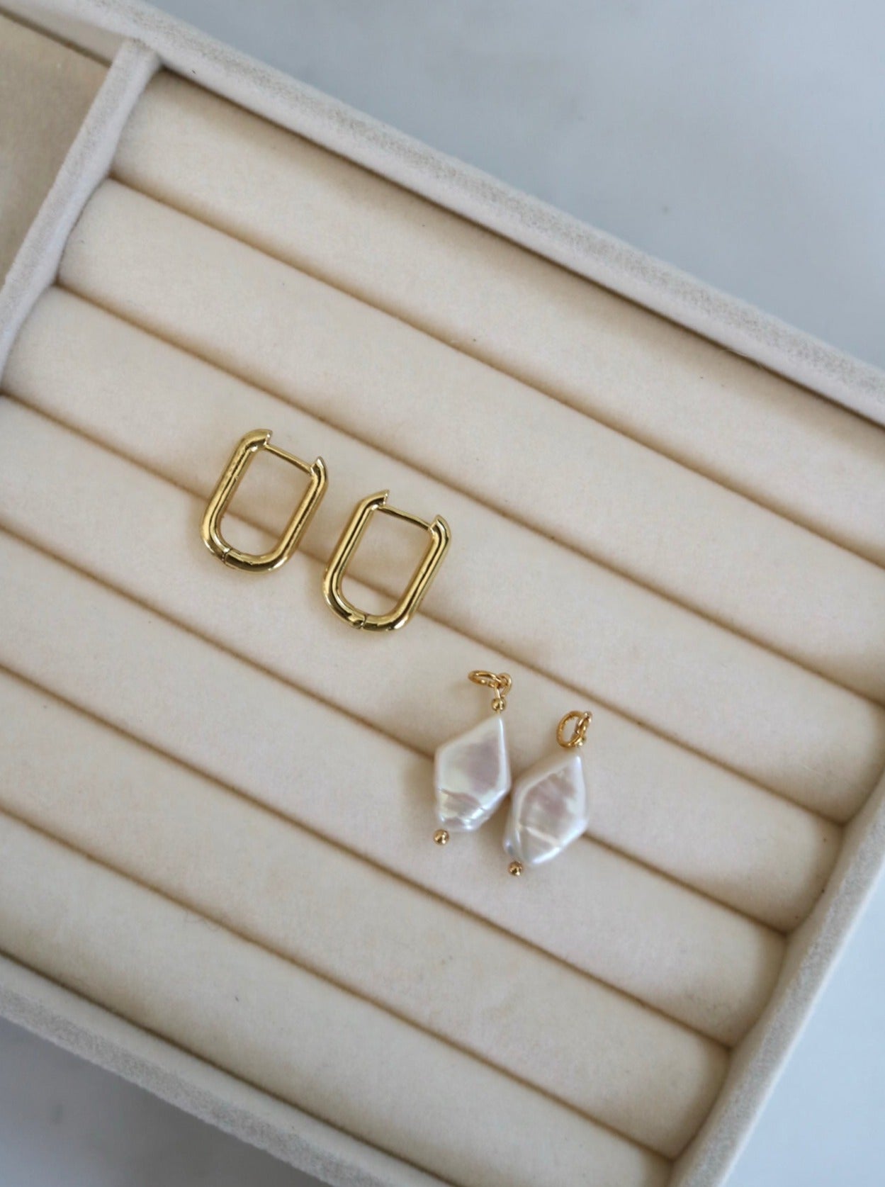 OVAL HOOPS WITH DETACHABLE BAROQUE PEARL IN 18K GOLD