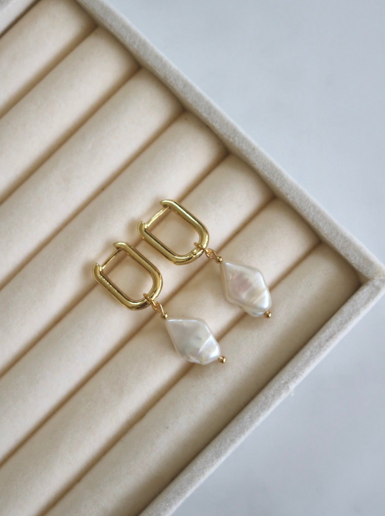 OVAL HOOPS WITH DETACHABLE BAROQUE PEARL IN 18K GOLD