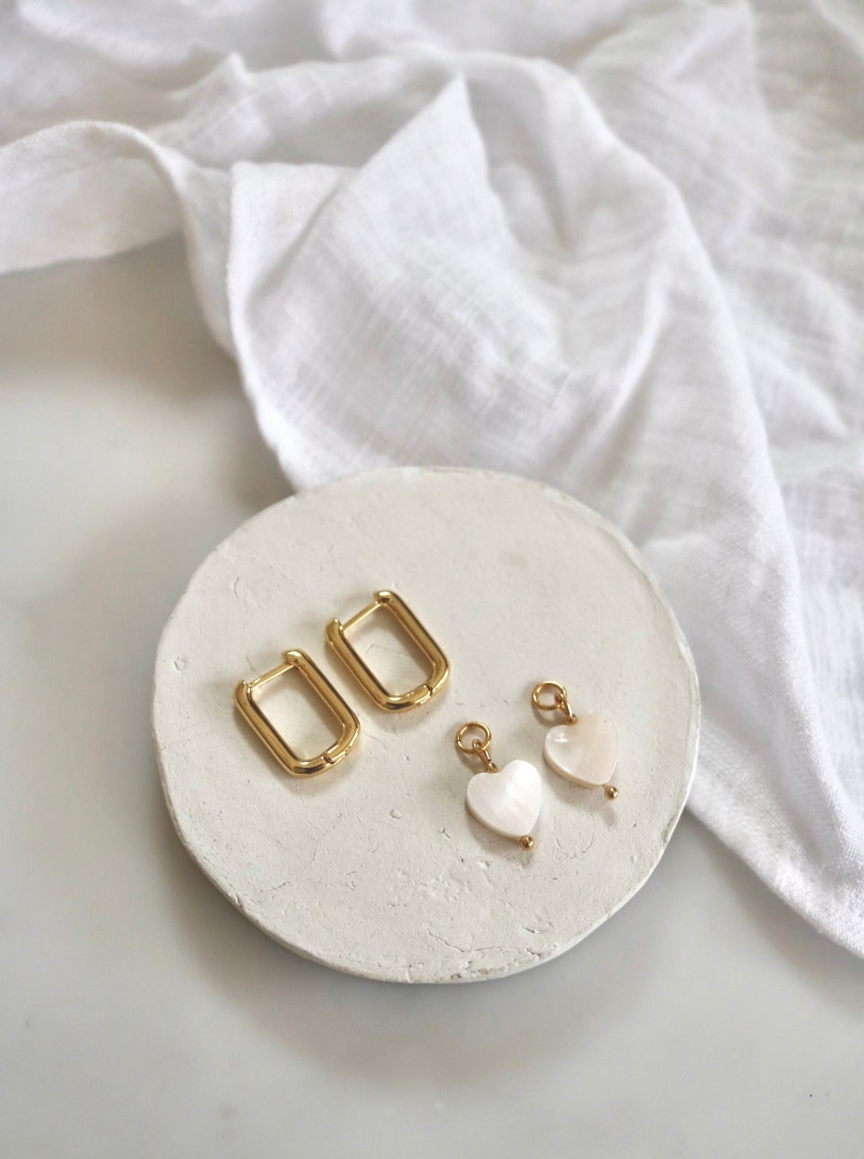 OVAL HOOPS WITH DETACHABLE FRESHWATER SHELL HEART IN 18K GOLD