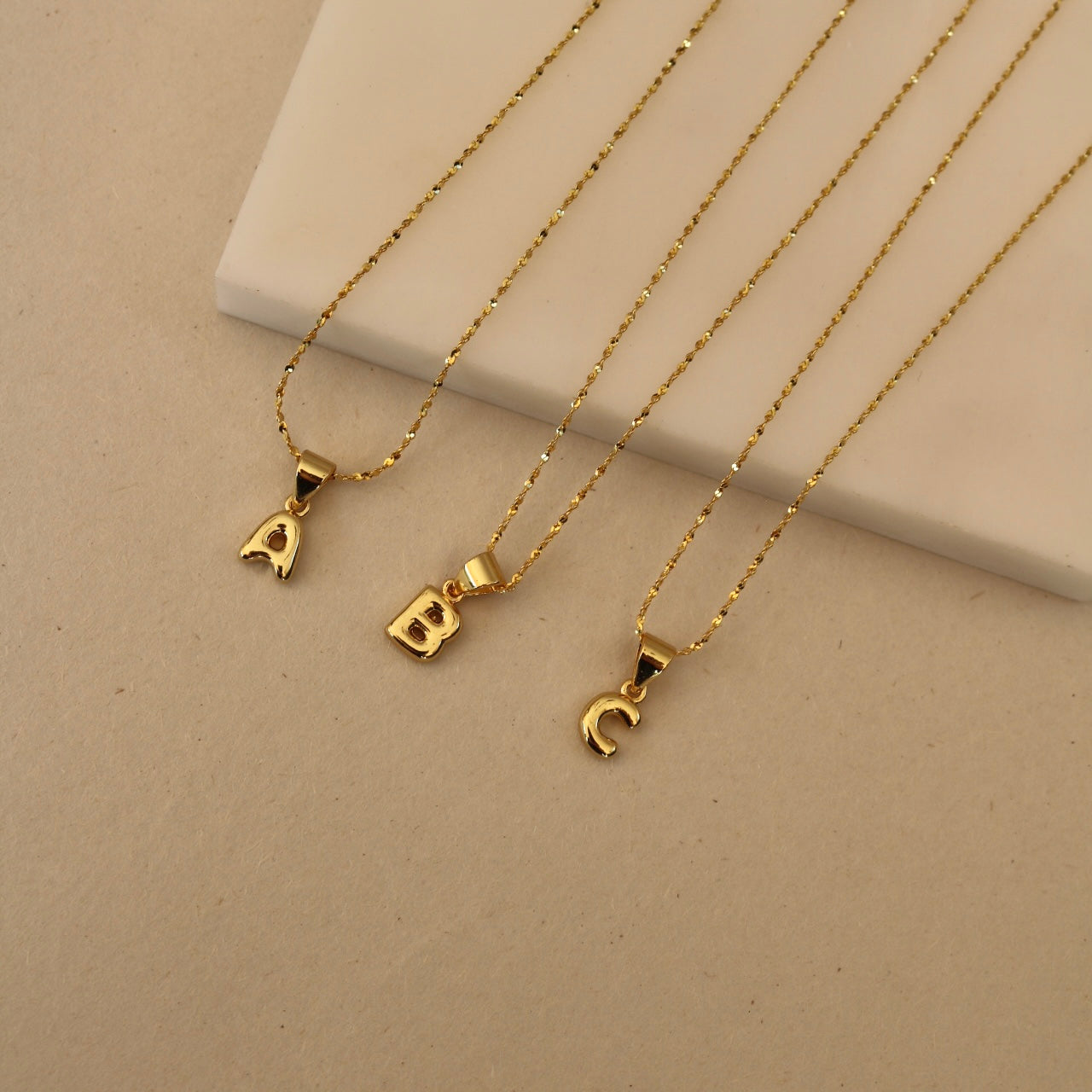 INITIAL LETTER NECKLACE IN 18K GOLD