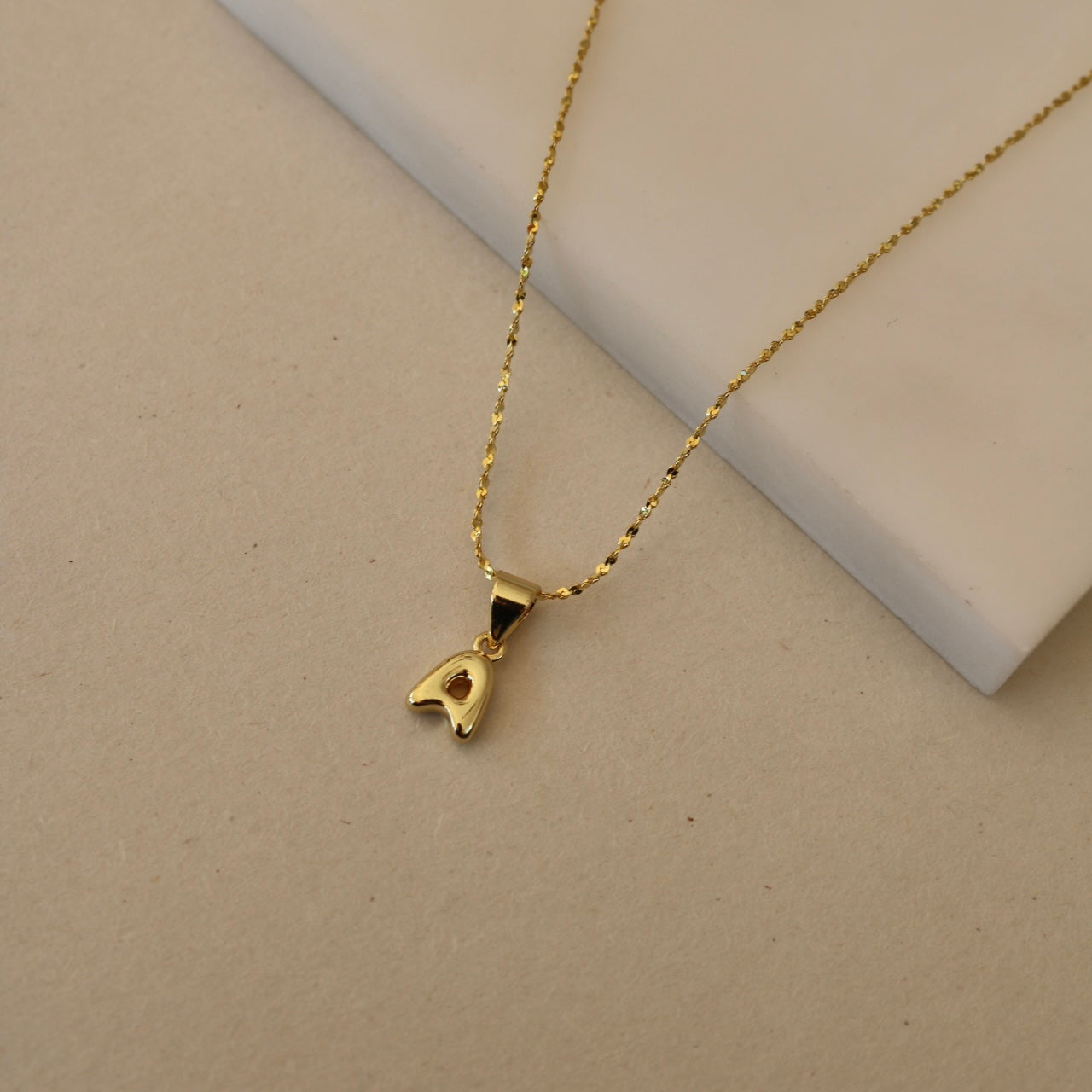 INITIAL LETTER NECKLACE IN 18K GOLD