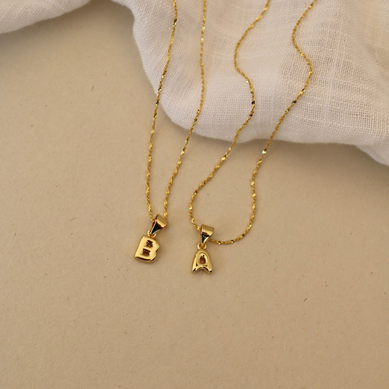 INITIAL LETTER NECKLACE IN 18K GOLD