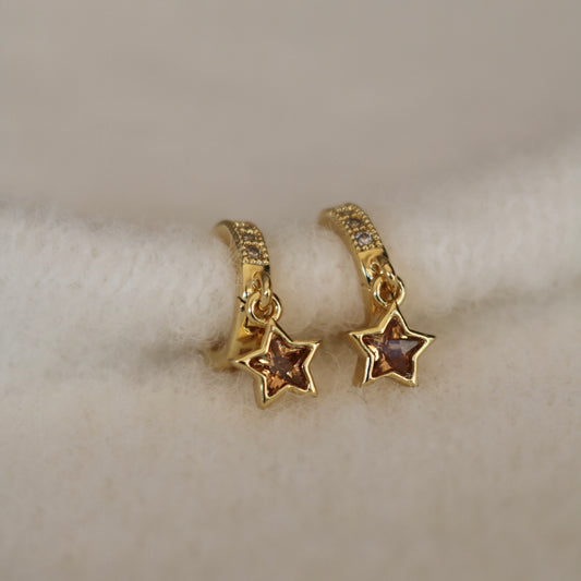 AMBER STAR HUGGIE EARRINGS IN 18K GOLD