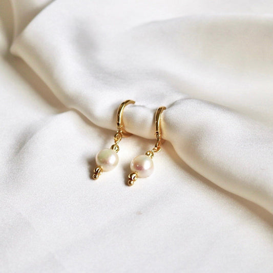 IRIS FRESHWATER PEARL HUGGIE EARRINGS IN 18K GOLD