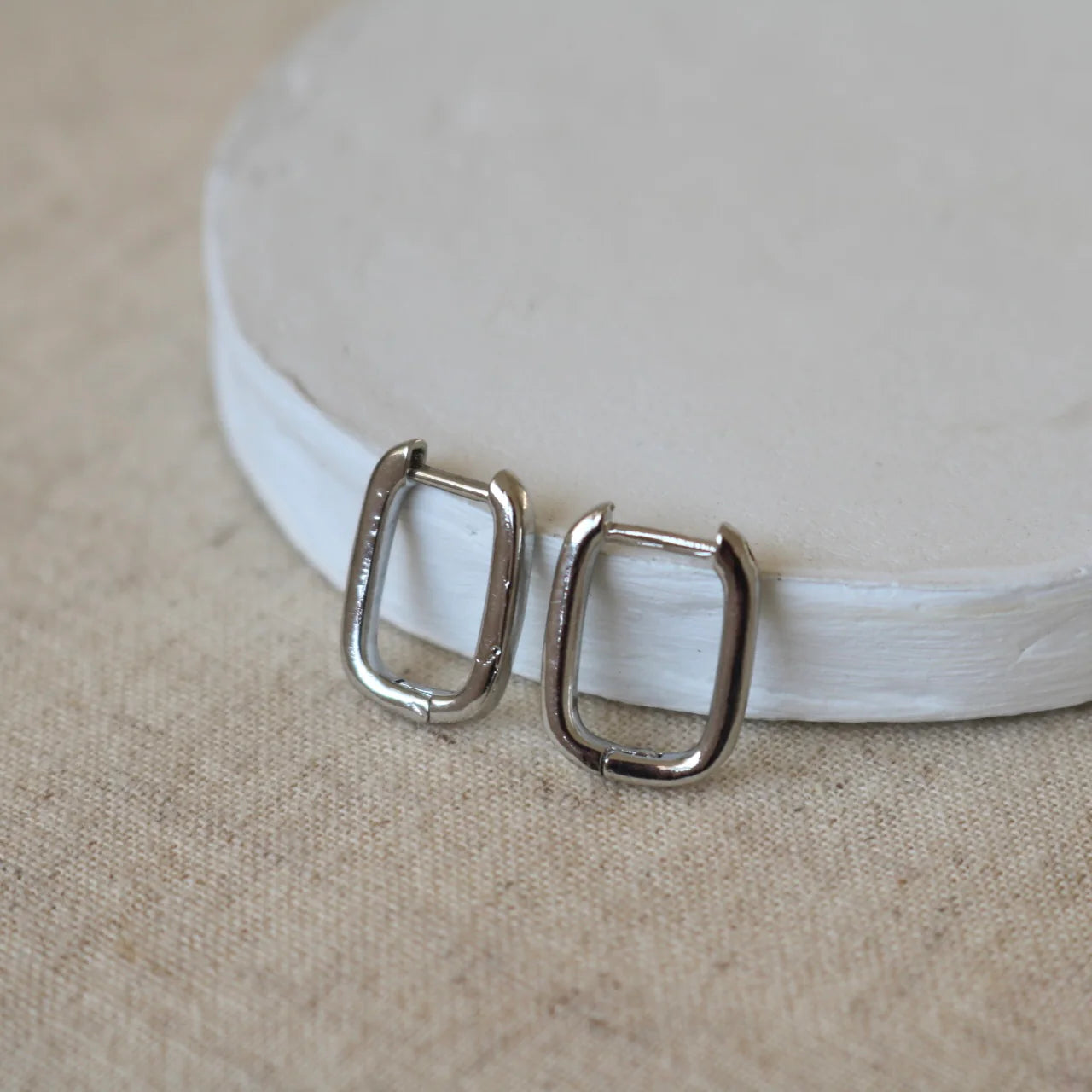 OVAL HOOPS WITH DETACHABLE HEART IN PLATINUM