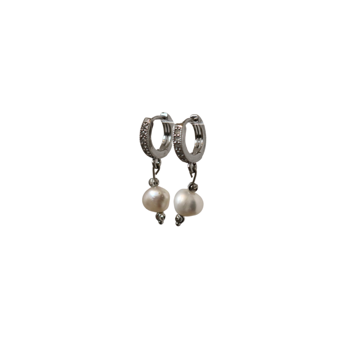 IVY FRESHWATER PEARL HUGGIE EARRINGS IN PLATINUM