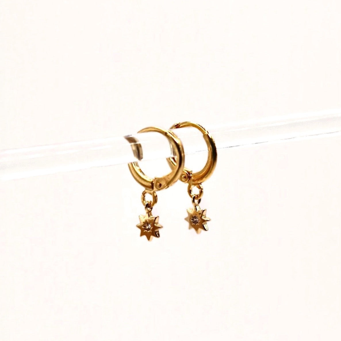 MINI STAR CHARM HUGGIE EARRINGS IN 18K GOLD